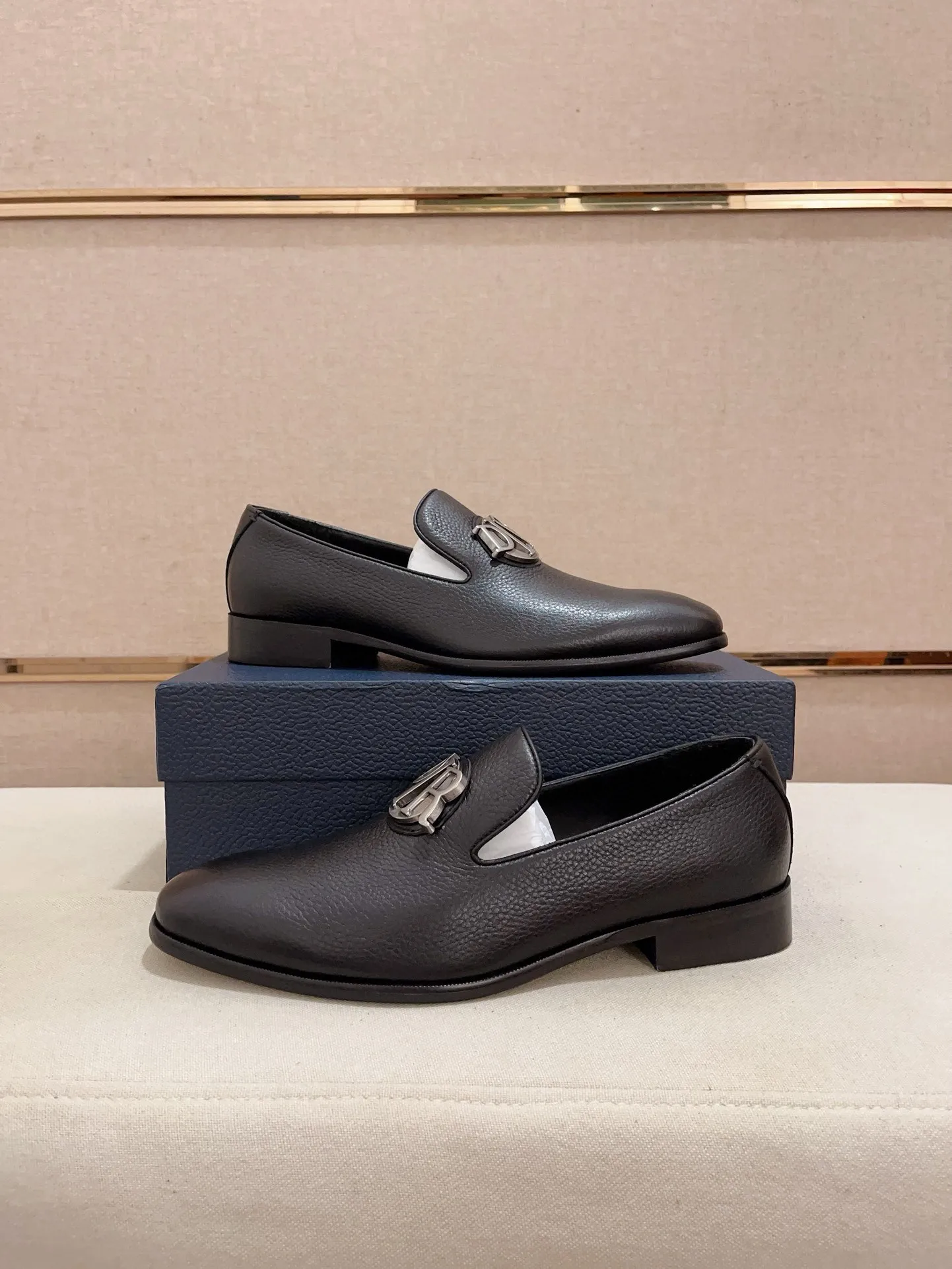Factory price: 270 men's shoes 💰 High-end version of Dior Dior's new series. Famous actors and Internet celebrities wear super popular designs. They are designed with the sculptures of French artist Niki de Saint Phalle as rings. Material: Fabric: imported original material. Foot pads: cowhide. Outsole: Rubber outsole. Men's shoe size: 38~44. Can be customized to size 45.